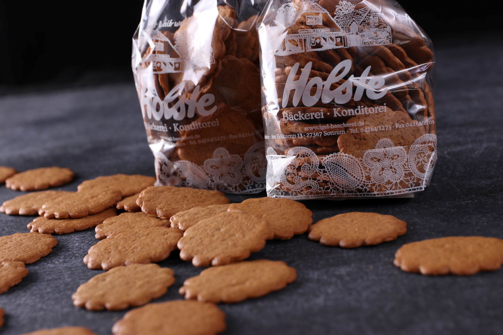 Braune Kuchen los und Braune Kuchen in transparenter Tüte mit Holste-Logo